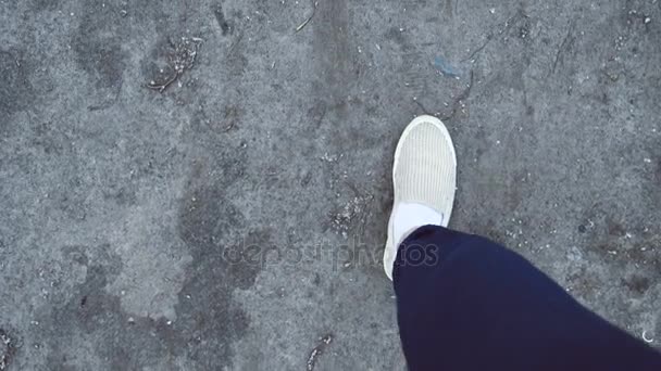 Βήματα τύπος πάνω σε λευκά αθλητικά παπούτσια 180 Fps — Αρχείο Βίντεο