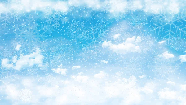 Bulutlar ve kar ile mavi gökyüzü 