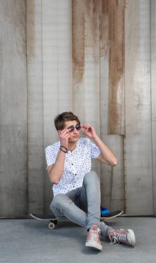 Genç adam bir kaykay ile moda