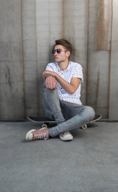 Genç adam bir kaykay ile moda