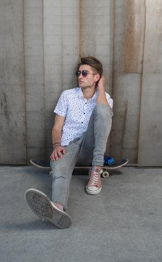 Genç adam bir kaykay ile moda