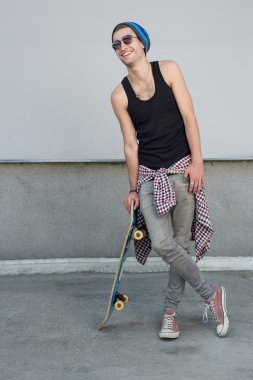 Genç adam bir kaykay ile moda