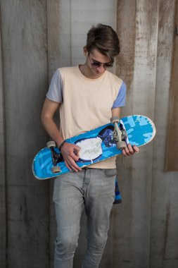 Kaykaylı Gülümseyen Adam