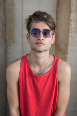 Hippi tarzı adam portresi