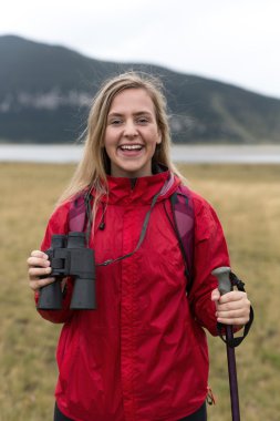Dağlarda hiking dürbün kadınla