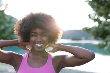 Atletik genç afro Amerikalı kadın plaj pembe spor giyim eğitimi