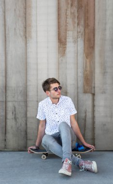 Genç adam bir kaykay ile moda