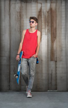 Genç adam bir kaykay ile moda