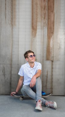 Genç adam bir kaykay ile moda