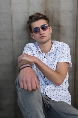 Hippi tarzı adam portresi