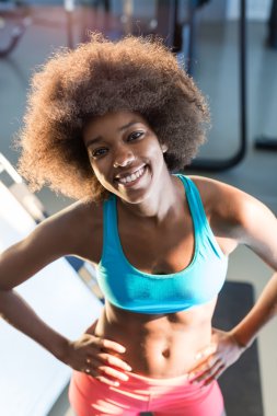 spor salonunda Afro Amerikalı kadın