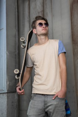 Genç adam bir kaykay ile moda