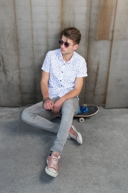 Genç adam bir kaykay ile moda