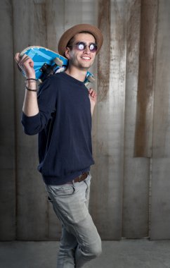 hipster adam mavi kaykay ile