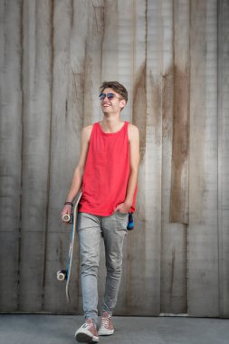 Genç adam bir kaykay ile moda