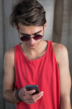 Cep telefonu olan adam.