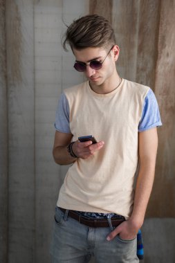 Cep telefonu olan adam.