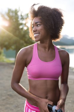 ip atlama ile afro Amerikan fitness kadın portresi
