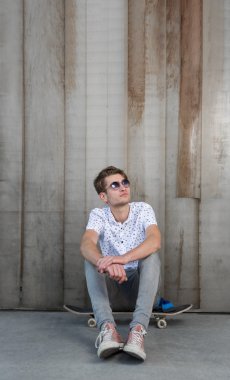 Genç adam bir kaykay ile moda