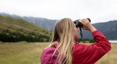 Dağlarda hiking dürbün kadınla