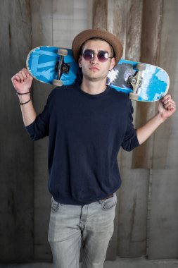 Genç adam bir kaykay ile moda