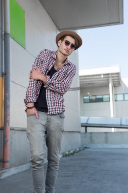 Hippi tarzı adam portresi