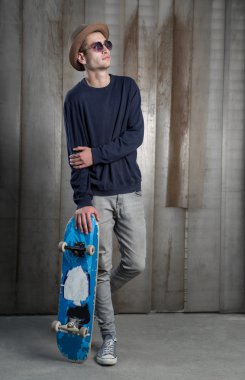 Genç adam bir kaykay ile moda