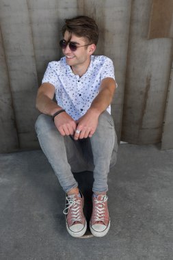 Genç adam bir kaykay ile moda