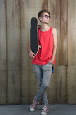 Genç adam bir kaykay ile moda