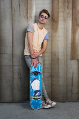 Genç adam bir kaykay ile moda
