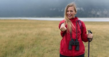 Dağlarda hiking dürbün kadınla