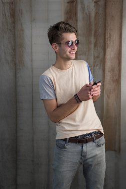 hipster adam cep telefonu ile