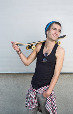 Genç adam bir kaykay ile moda