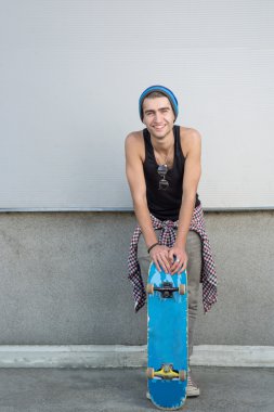 Kaykaylı Gülümseyen Adam