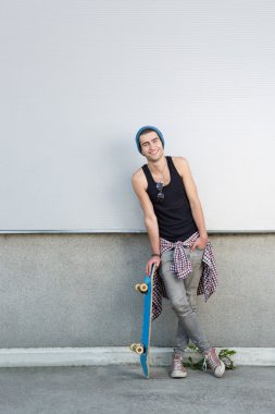 Genç adam bir kaykay ile moda