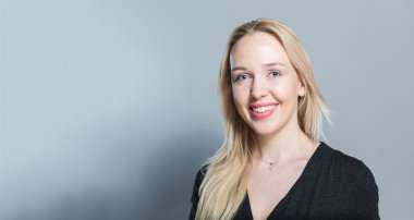 Güzel sarışın kadın. 