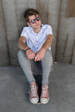 Genç adam bir kaykay ile moda