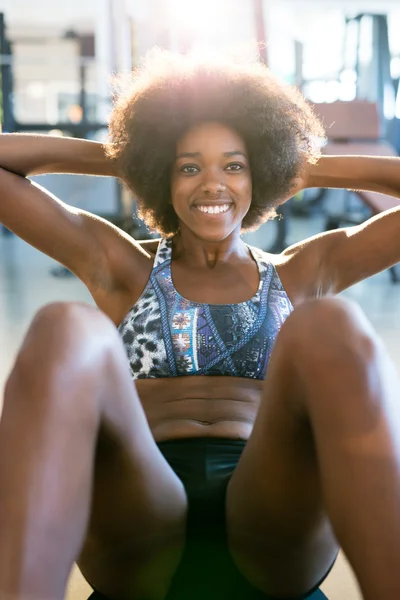 Frau in Sportbekleidung im Fitnessstudio — Stockfoto