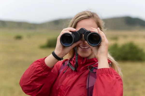 Donna con binocolo escursionismo in montagna — Foto Stock