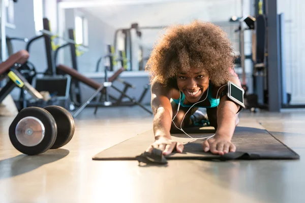 Afro женщина в спортивной форме в тренажерном зале — стоковое фото