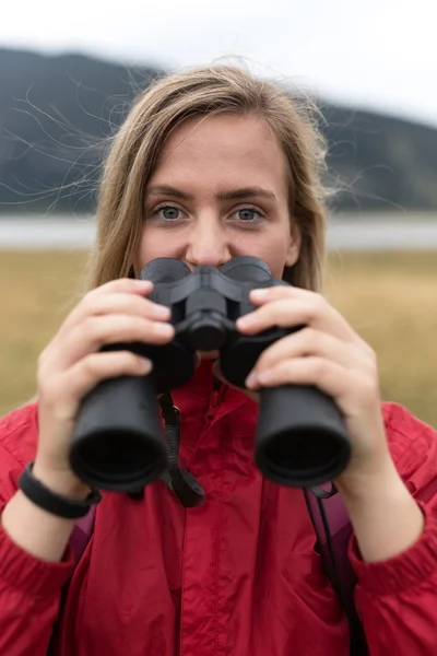 Mulher com binóculos caminhadas nas montanhas — Fotografia de Stock