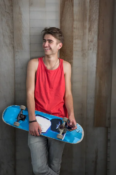 Jovem feliz com skate — Fotografia de Stock