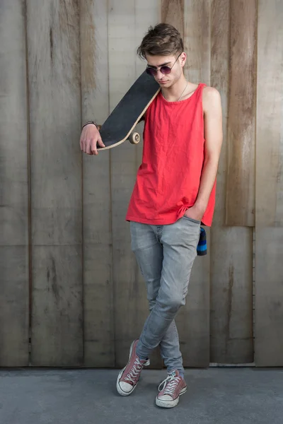 Moda młody facet z deskorolka — Zdjęcie stockowe
