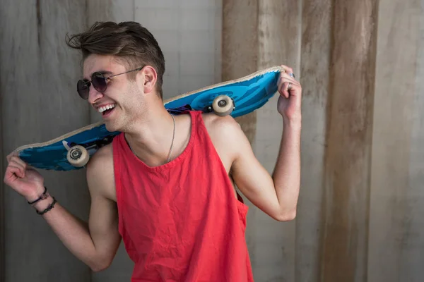 Giovane ragazzo di moda con uno skateboard — Foto Stock