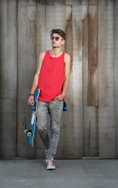 Ungt mode kille med en skateboard — Stockfoto