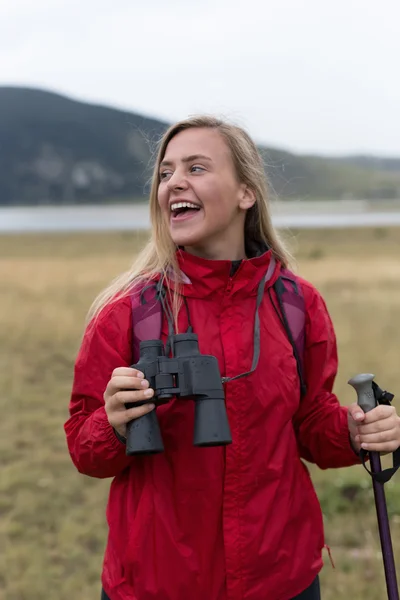 Žena s dalekohledem, Turistika v horách — Stock fotografie