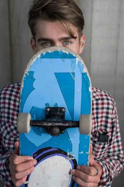 Man met skateboard — Stockfoto
