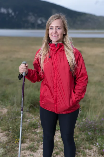 Vrouw wandelen in de bergen — Stockfoto