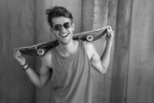 スケート ボードと若者のファッション男 — ストック写真