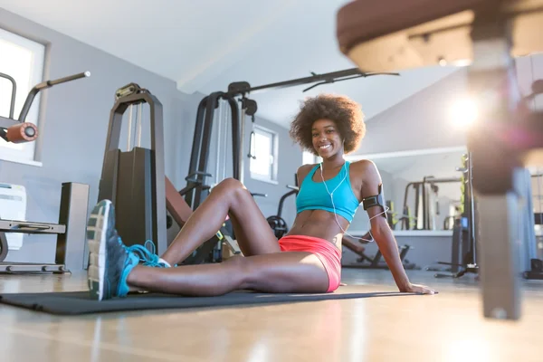 Lächelnde Frau in Sportbekleidung im Fitnessstudio — Stockfoto